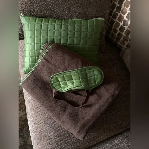 NWOT Travel pillow with blanket & eye mask - Picture 1 of 3